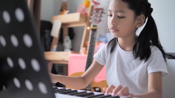 Ασιάτης Ισσα Μικρό Κορίτσι Μαθαίνοντας Παίξει Βασικό Πιάνο Χρήση Ηλεκτρικό — Αρχείο Βίντεο