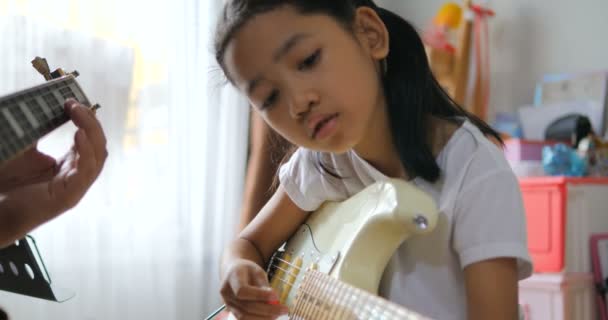 Menina Asiática Aprendendo Tocar Guitarra Básica Usando Guitarra Elétrica Para — Vídeo de Stock