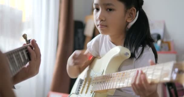 Menina Asiática Aprendendo Tocar Guitarra Básica Usando Guitarra Elétrica Para — Vídeo de Stock