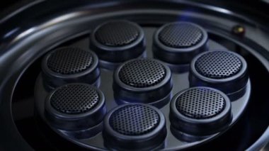 Karanlık ve tane işlenmiş karanlıkta gaz sobası üzerinde yanan ateş için yakın çekim başlangıç ateşleme