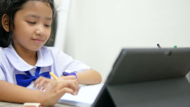 Asiatisches Mädchen Thailändischer Grundschuluniform Macht Hausaufgaben Mit Tablet Smartphone Für — Stockvideo