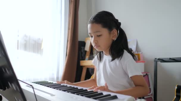 Menina Asiática Aprendendo Tocar Piano Básico Usando Teclado Sintetizador Elétrico — Vídeo de Stock