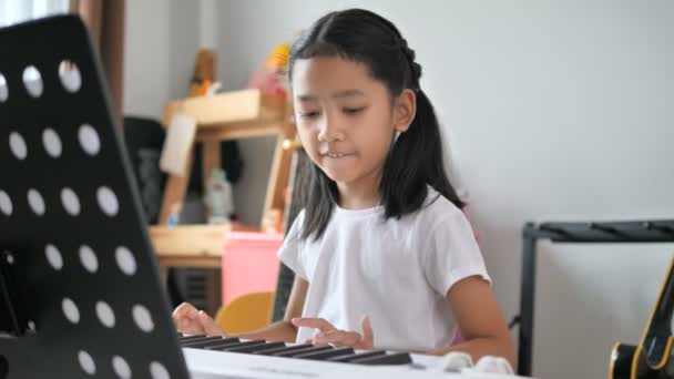 Menina Asiática Aprendendo Tocar Piano Básico Usando Teclado Sintetizador Elétrico — Vídeo de Stock