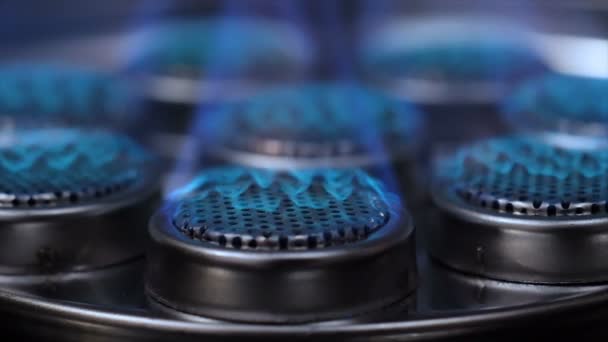 Närbild Sköt Börja Tändningen Till Brinnande Eld Gasspis Mörkret Med — Stockvideo