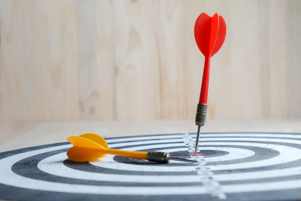 Sieger roten Pfeil traf das mittlere Ziel der Dartscheibe und Yel — Stockfoto