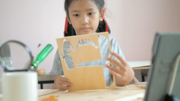 Azjatycki Dziewczynka Dokonywanie Powietrza Drewniany Model Samolotu Wybierz Fokus Płytkiej — Wideo stockowe