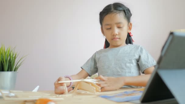 Menina Pequena Asiática Que Faz Modelo Madeira Plano Selecione Profundidade — Vídeo de Stock