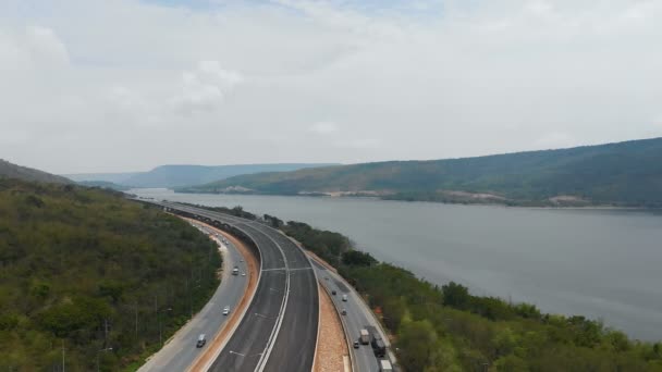 无人机拍摄在建高速公路快速路收费几乎自然大河和山鸟瞰图 — 图库视频影像