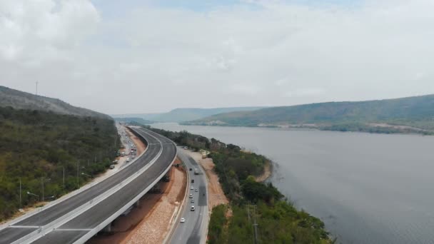 无人机拍摄在建高速公路快速路收费几乎自然大河和山鸟瞰图 — 图库视频影像