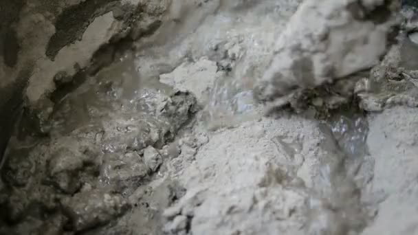 Trabajador Haciendo Mezcla Cemento Con Agua Para Construcción Edificios — Vídeos de Stock