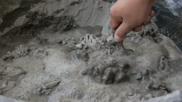 Trabajador Haciendo Mezcla Cemento Con Agua Para Construcción Edificios — Vídeos de Stock