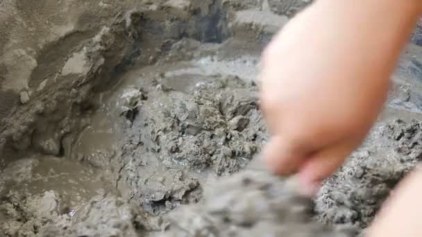 Travailleur Faisant Mélange Ciment Avec Eau Pour Construction Bâtiments — Video