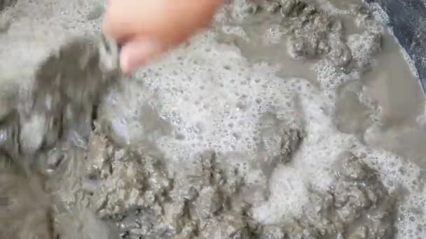 Travailleur Faisant Mélange Ciment Avec Eau Pour Construction Bâtiments — Video