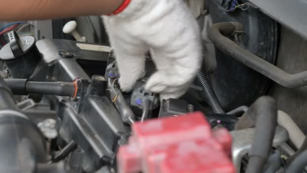 Gros Plan Mécanicien Mains Tournent Boulon Prise Bougie Allumage Voiture — Video