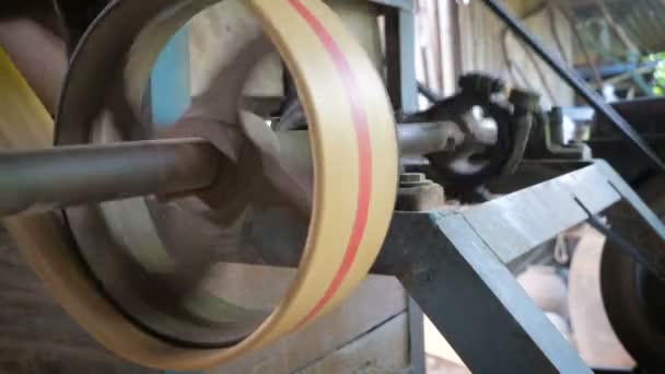 Ancienne Machine Pour Agriculture Travaillant Par Poulie Courroie Rotation Des — Video