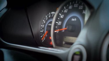 Shot el motoru Başlat düğmesi ateşleme arabayı iterek kadının kapatın