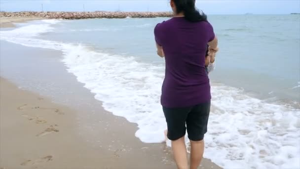 Медленное Движение Азиатская Маленькая Девочка Прогулка Матерью Пляже Природой Морского — стоковое видео