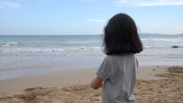 Rallentatore Asiatico Bambina Giocare Spiaggia Con Natura Mare Onda Costa — Video Stock