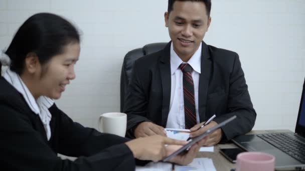 Asiatique Homme Affaires Femme Réunion Choisir Couleur Tasse Céramique — Video