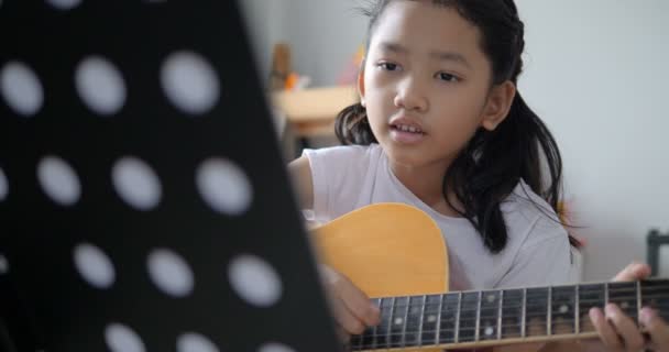 Asiática Niña Aprendiendo Tocar Guitarra Básica Mediante Uso Guitarra Acústica — Vídeos de Stock