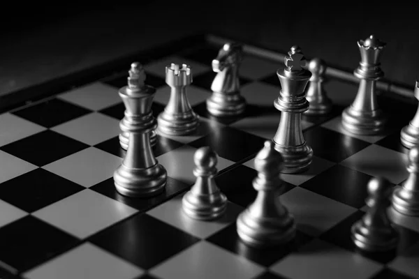 Primer plano de ajedrez tiro en el juego de mesa con humor oscuro y tono pr — Foto de Stock