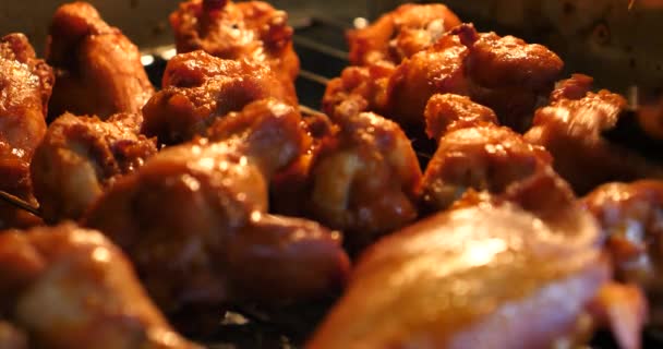 特写镜头在热烤箱里烤烤鸡肉 — 图库视频影像