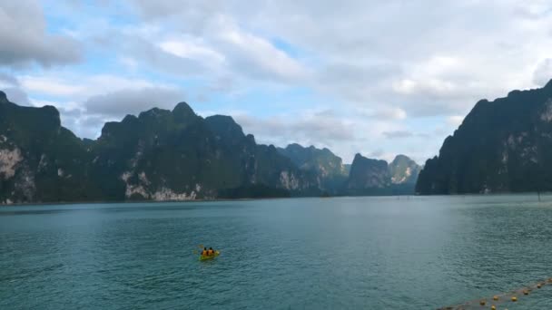 Viaggiatori Vela Remare Barca Nel Grande Fiume Contro Montagna — Video Stock