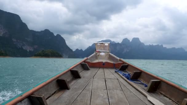 Tekne Görünümü Yelken Doğa Tropikal Orman Dağ Ile Büyük Nehir — Stok video