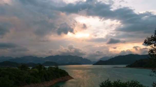 自然の周囲光と移動雲と夕日と熱帯の自然大河のタイムラプス風景風光 — ストック動画