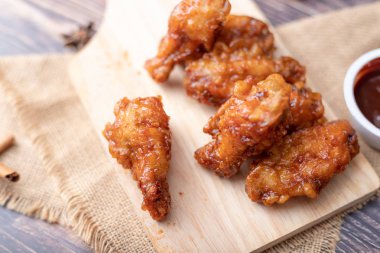 Odun kesme domuz sıcak ve baharatlı Kore barbekü kızarmış tavuk