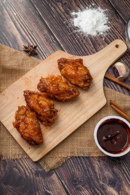 Odun kesme domuz sıcak ve baharatlı Kore barbekü kızarmış tavuk