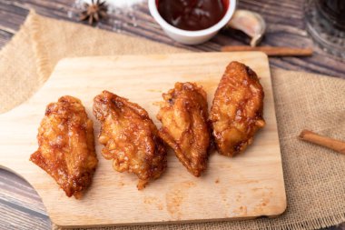 Odun kesme domuz sıcak ve baharatlı Kore barbekü kızarmış tavuk