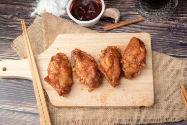 Odun kesme domuz sıcak ve baharatlı Kore barbekü kızarmış tavuk