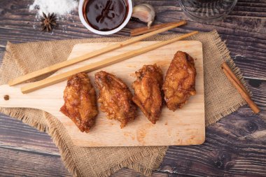Odun kesme domuz sıcak ve baharatlı Kore barbekü kızarmış tavuk