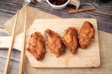 Odun kesme domuz sıcak ve baharatlı Kore barbekü kızarmış tavuk