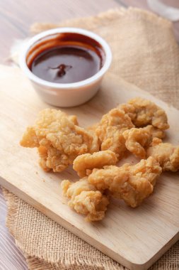 Odun kesme domuz sıcak ve baharatlı Kore barbekü kızarmış tavuk