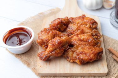 Odun kesme domuz sıcak ve baharatlı Kore barbekü kızarmış tavuk