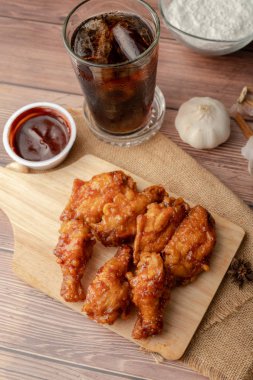 Odun kesme domuz sıcak ve baharatlı Kore barbekü kızarmış tavuk