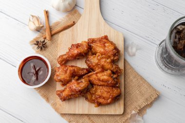 Odun kesme domuz sıcak ve baharatlı Kore barbekü kızarmış tavuk