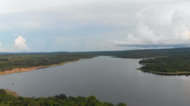 Dağa karşı büyük doğa nehrinin doğal landscapse