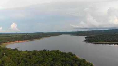 Dağa karşı büyük doğa nehrinin doğal landscapse