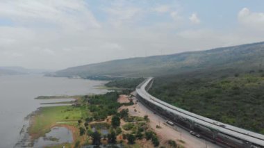 Drone inşaat altında otoyol ekspres yolu bilançosu neredeyse doğal büyük nehir ve dağ havadan görünümü vurdu