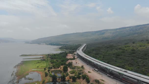 建設中の高速道路高速道路のドローンショット航空写真ほぼ自然な大きな川と山 — ストック動画