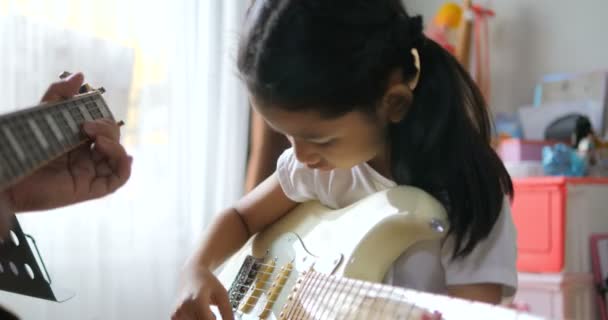 Father Teaching Asian Little Girl Learning Play Basic Guitar Using — Stock Video