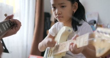 Baba Asya küçük kız acemi müzik enstrümantal kendini evde eğitim için elektrik gitar kullanarak temel gitar çalmayı öğrenme öğretim, Mutlu aile gitar çalmak için