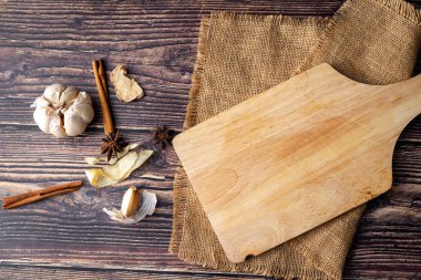 Ahşap masada tahta kesme tahtası