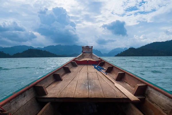 Paesaggio panoramico di vista barca nel grande fiume e diga serbatoio — Foto Stock