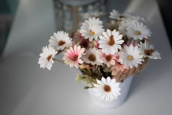 Weicher Ton schöne Blume im Glas — Stockfoto
