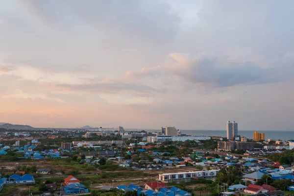 Vista aérea paisaje escénico de la ciudad con lluvia de nubes de tormenta w —  Fotos de Stock