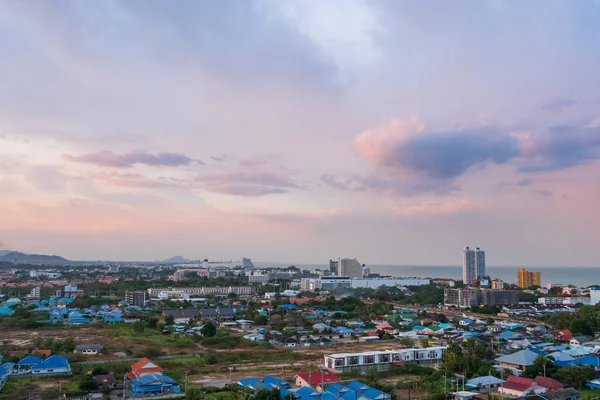 Vista aerea paesaggio panoramico della città con nuvola tempesta pioggia w — Foto Stock
